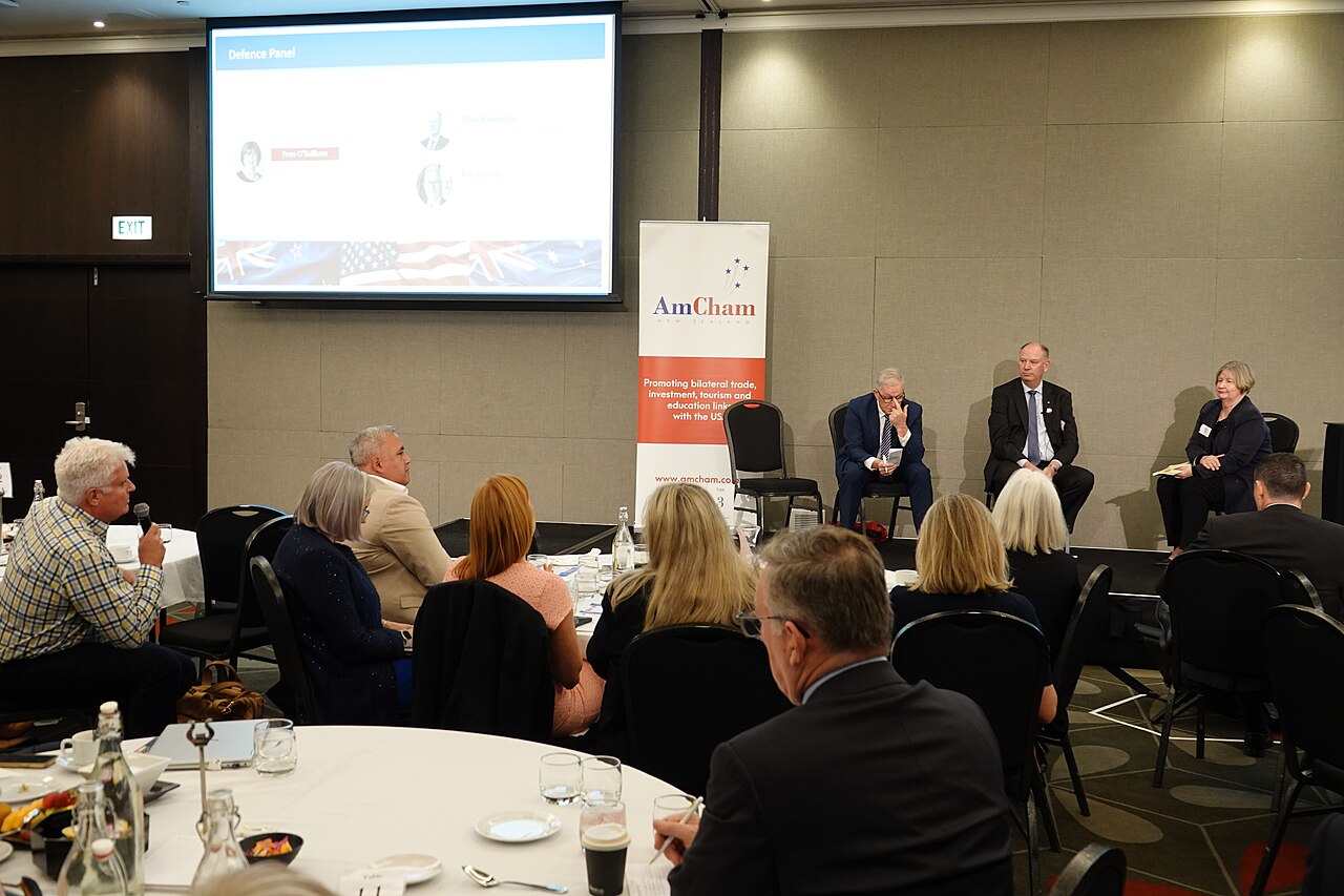 AI w centrum uwagi – prognozy dla trzech i pięciu spółek oraz rola Amazonu