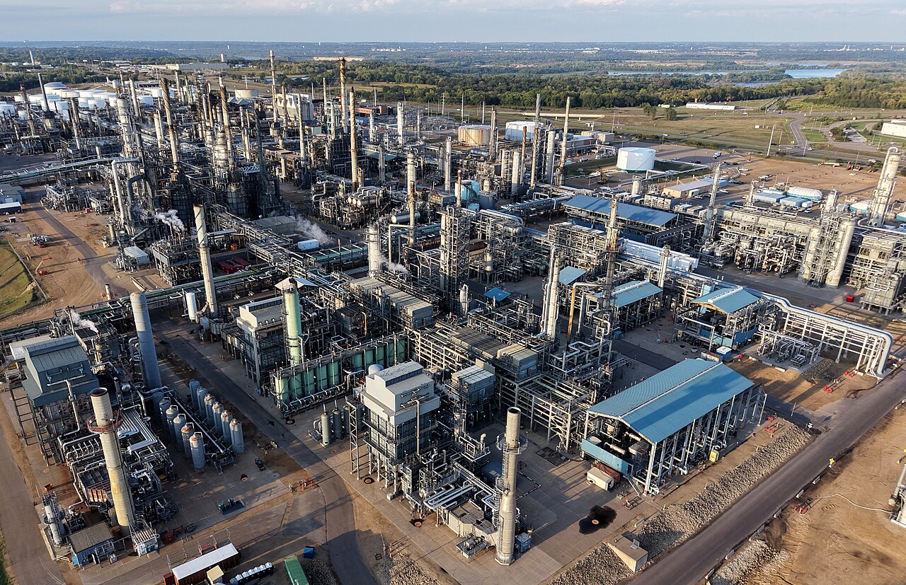 Saudi Aramco wstrzymuje październikowe dostawy ropy do Europy – co to oznacza dla