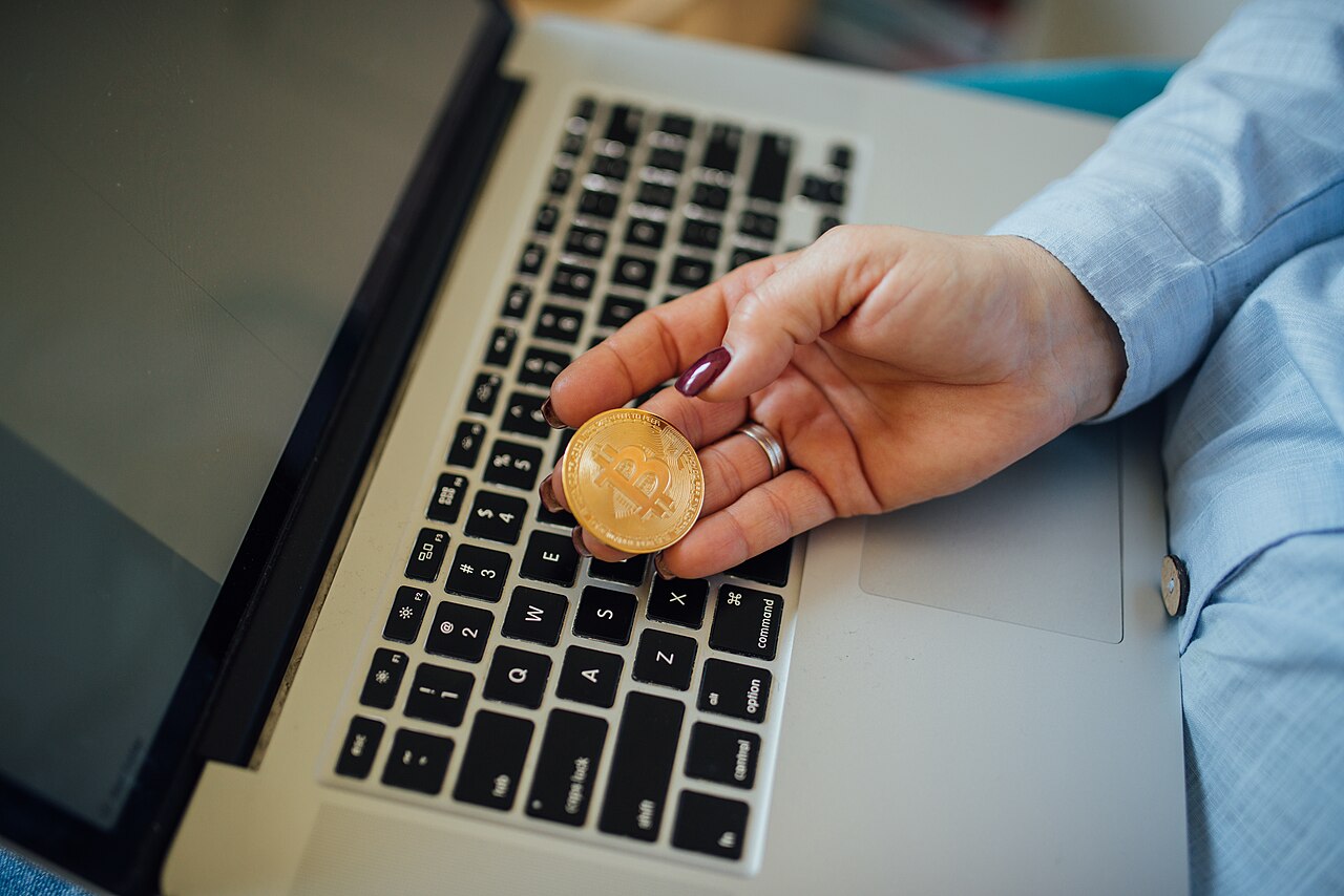 Spadek akcji kryptowalutowych przed głosowaniem nad Clarity Act i konsekwencje dla