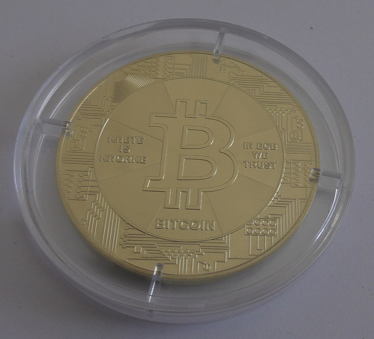 Wzrost BTC wobec złota i skomplikowane ruchy XTB