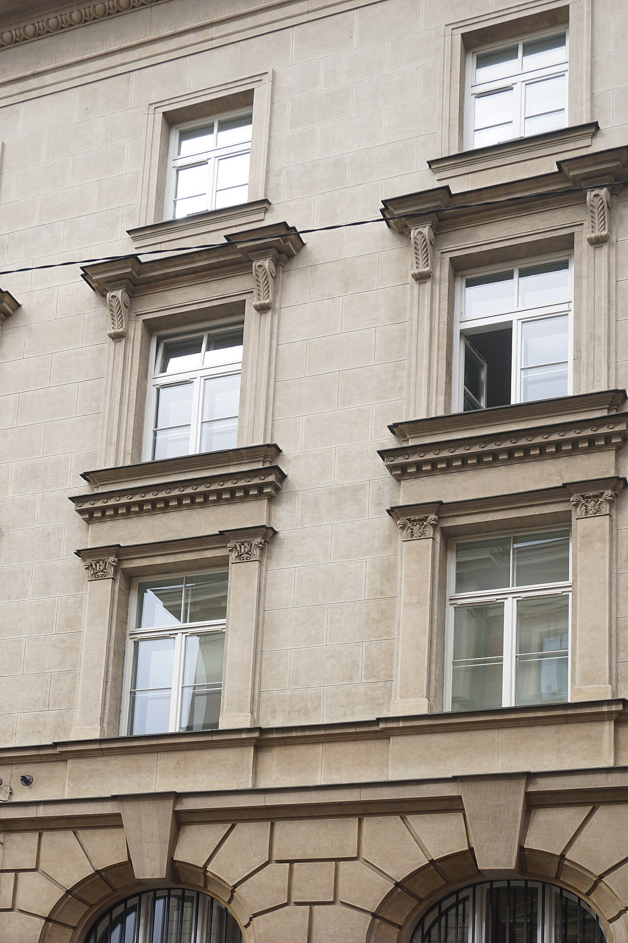 Złoty umacnia się w sierpniu 2026 – kursy walut i rosnące rezerwy złota NBP